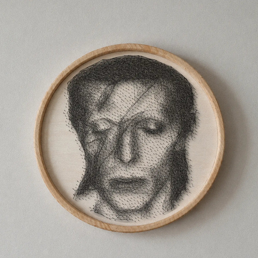 David Bowie string art wall portrait featuring 1,892 nails and 4,609 thread connections on a 55 cm circular wooden board