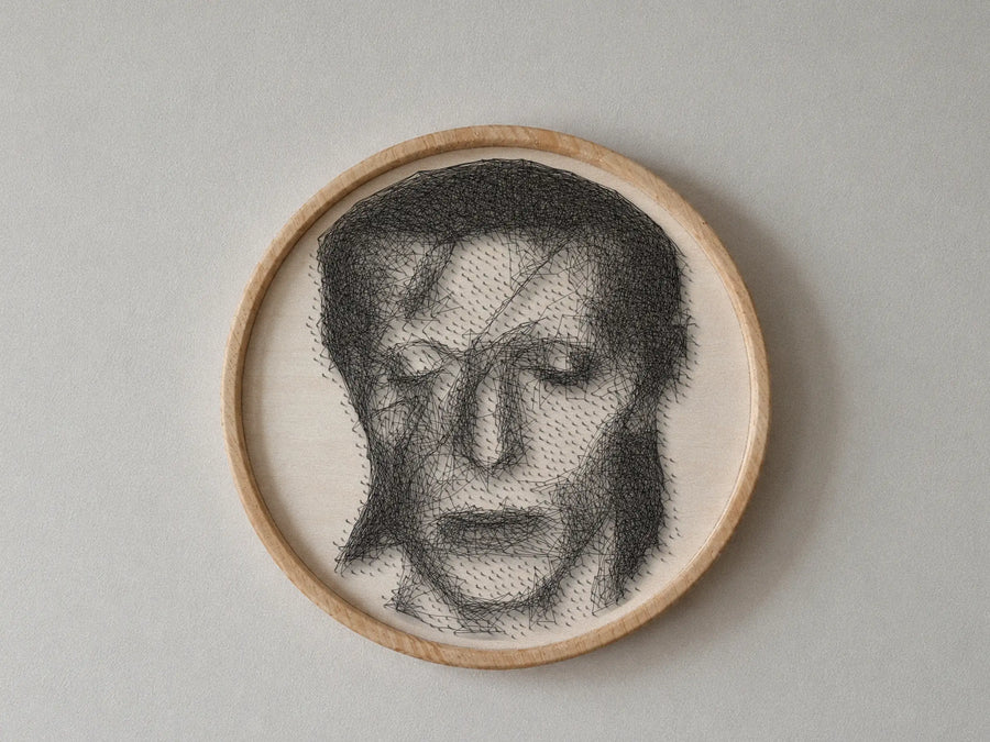 David Bowie string art wall portrait featuring 1,892 nails and 4,609 thread connections on a 55 cm circular wooden board