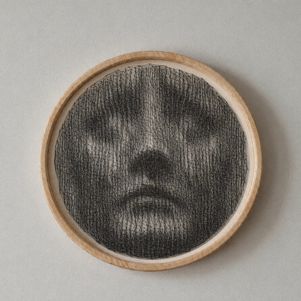 Surrealist head string art wall decor featuring linear patterns with 2,271 nails and 8,689 thread connections on a 55 cm circular board