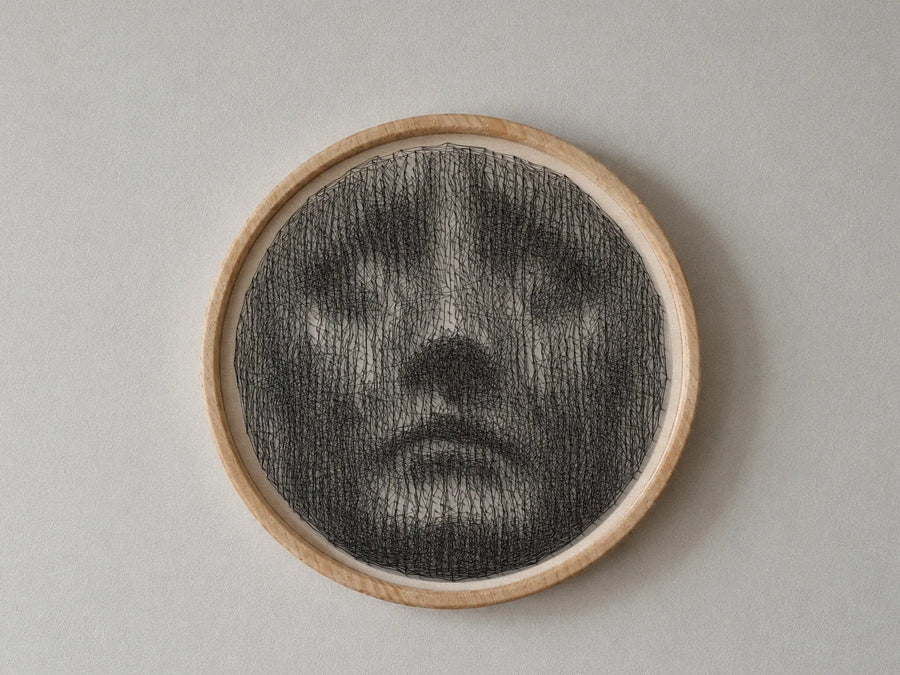 Surrealist head string art wall decor featuring linear patterns with 2,271 nails and 8,689 thread connections on a 55 cm circular board