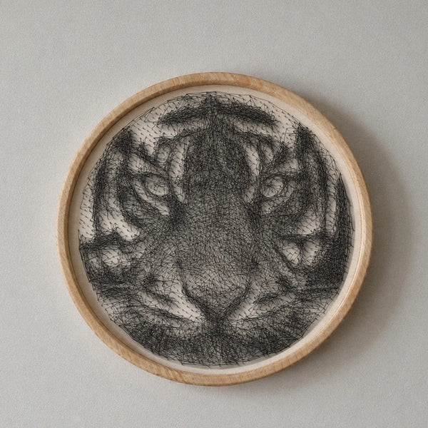Tiger face string art wall decor featuring 2,262 nails and 6,900 thread connections on a 55 cm circular wooden board