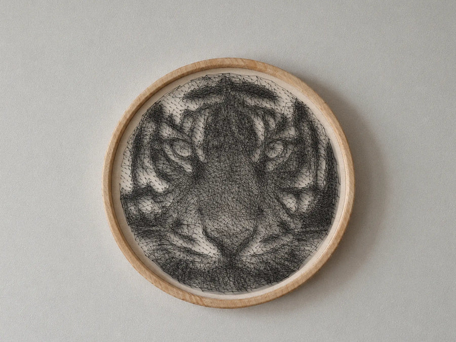 Tiger face string art wall decor featuring 2,262 nails and 6,900 thread connections on a 55 cm circular wooden board